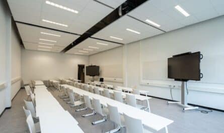 Jak wyposażyć salę konferencyjną w profesjonalny sprzęt AV?